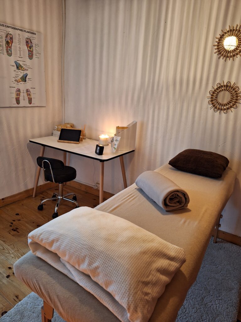 Cabinet de Marlène LUCIANI - réflexologue à Tignieu Jameyzieu. Salle de soin avec une table de massage.